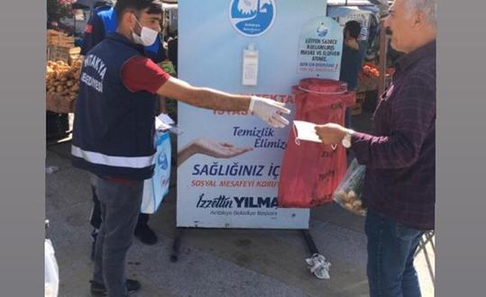 PAZARLARDA MASKE DAĞITIMI DEVAM EDİYOR