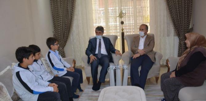 KARAMEHMETOĞLU VE YAVUZ, DEVLETİMİZİN SEVGİ VE ŞEFKATLİ YÜZÜYLE YETİMLERE ZİYARETTE BULUNDU