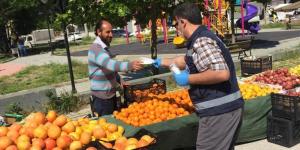 PAZARLARDA MASKE DAĞITIMI DEVAM EDİYOR
