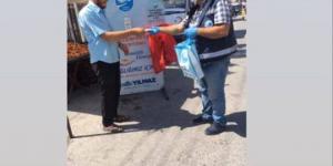 PAZARLARDA MASKE DAĞITIMI DEVAM EDİYOR