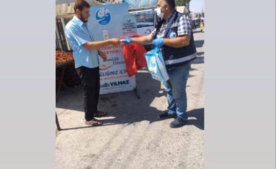 PAZARLARDA MASKE DAĞITIMI DEVAM EDİYOR