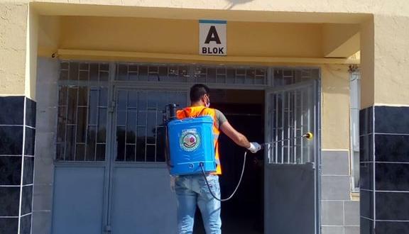 KIRIKHAN BELEDİYESİ LGS ÖNCESİ OKULLARDA DEZENFEKTE ÇALIŞMALARI YAPTI