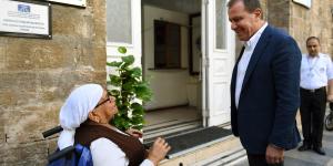 Engelli kadının akülü sandalye sevinci