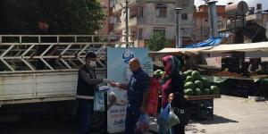 PAZARLARDA MASKE DAĞITIMI DEVAM EDİYOR