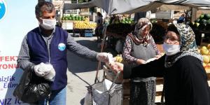 PAZARLARDA MASKE DAĞITIMI DEVAM EDİYOR