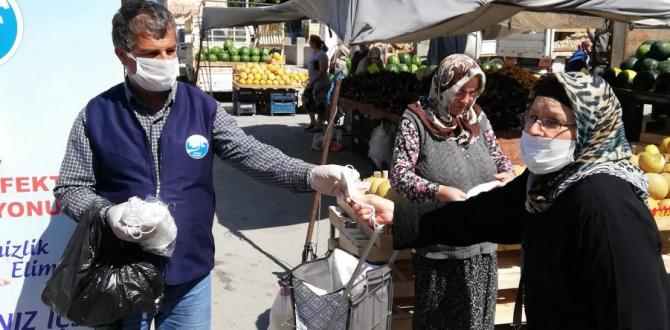 PAZARLARDA MASKE DAĞITIMI DEVAM EDİYOR