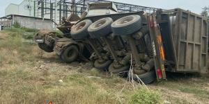 Devrilen tırın sürücüsü yaralandı