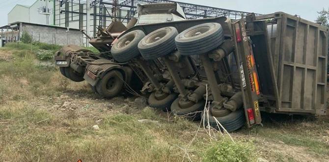 Devrilen tırın sürücüsü yaralandı