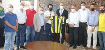 İskenderunlu Fenerbahçeliler Kaymakam Yönden’e forma hediye etti