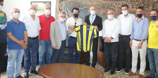 İskenderunlu Fenerbahçeliler Kaymakam Yönden’e forma hediye etti
