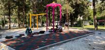 PARKLARDA KAUÇUK ZEMİN KAPLAMA ÇALIŞMALARI