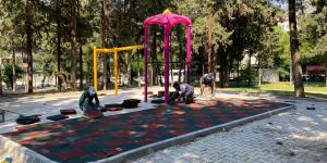 PARKLARDA KAUÇUK ZEMİN KAPLAMA ÇALIŞMALARI