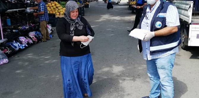 PAZARLARDA MASKE DAĞITIMI DEVAM EDİYOR
