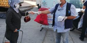 PAZARLARDA MASKE DAĞITIMI DEVAM EDİYOR