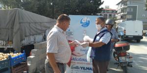 PAZARLARDA MASKE DAĞITIMI DEVAM EDİYOR