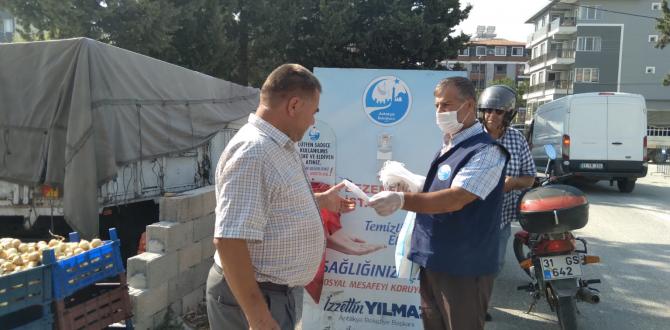 PAZARLARDA MASKE DAĞITIMI DEVAM EDİYOR