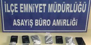 Hatay’da şüphelinin poşetinden 21 kaçak cep telefonu çıktı