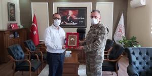 39.MEKANİZE PİYADE TUGAY KOMUTANINDAN,İL SAĞLIK MÜDÜRÜ HAMBOLAT’A PLAKET!