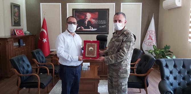 39.MEKANİZE PİYADE TUGAY KOMUTANINDAN,İL SAĞLIK MÜDÜRÜ HAMBOLAT’A PLAKET!