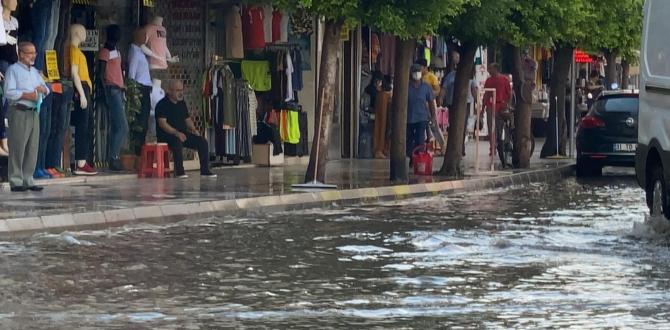 İskenderun’da yaz yağmuru hayatı olumsuz etkiledi