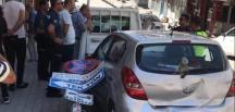 Freni boşalan kamyonet park halindeki otomobile çarptı