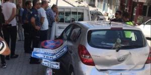 Freni boşalan kamyonet park halindeki otomobile çarptı