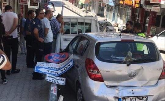 Freni boşalan kamyonet park halindeki otomobile çarptı