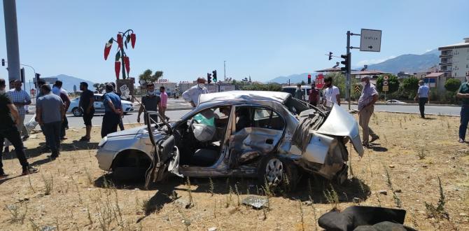 Tır otomobili biçti: 1 ölü