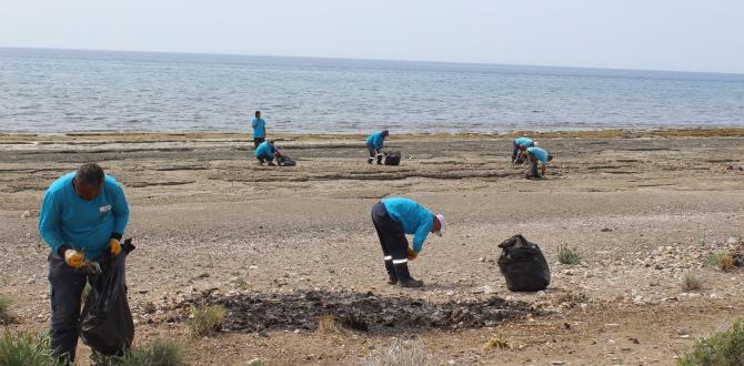 Hatay sahillerindeki yüzlerce atık temizleniyor