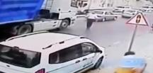 Yaşlı adamın tırın altında kaldığı anlar kamerada