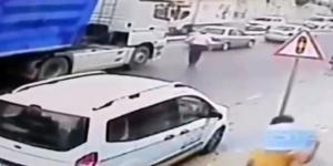 Yaşlı adamın tırın altında kaldığı anlar kamerada