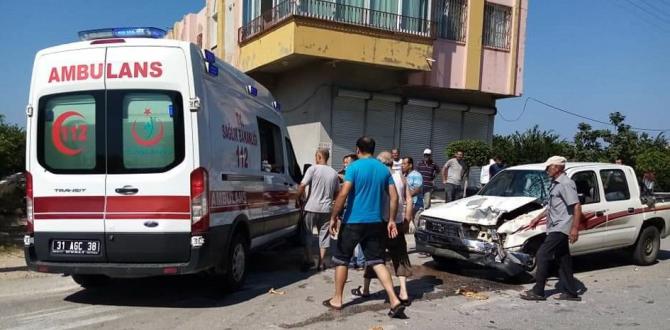 Motosiklet ile hafif ticari araç çarpıştı: 1 yaralı