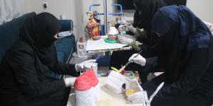 Suriyeli kadınlar atıklardan hediyelik eşya üretiyor