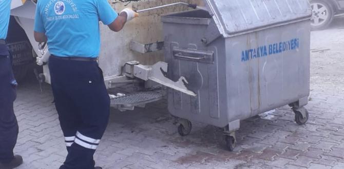 ÇÖP KONTEYNERLERİ HERGÜN YIKANIYOR