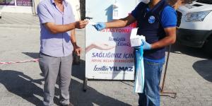 PAZARLARDA MASKE DAĞITIMI DEVAM EDİYOR