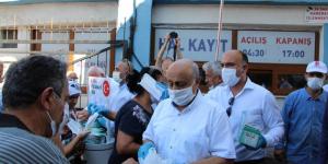 ATSO’dan sebze halinde maske dağıtımı