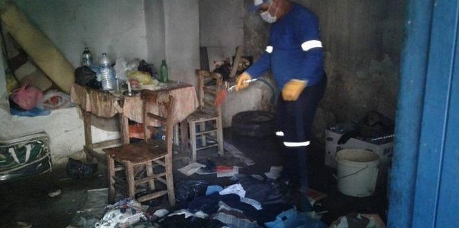 Çöp ev boşaltıldı, sahipleri hastaneye götürüldü