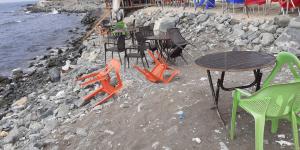 “Hortum” sahildeki şemsiye ve çadırları uçurdu