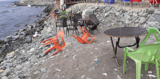 “Hortum” sahildeki şemsiye ve çadırları uçurdu