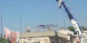 Evinde ölü bulunan adamın cesedi vinçle çıkartıldı