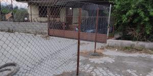 Tel örgü çekip yolu kapattı