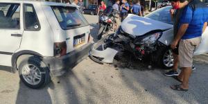 Samandağ’da iki otomobil birbirine girdi