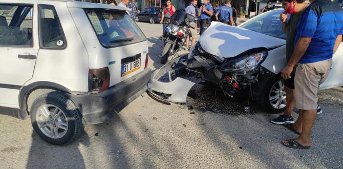 Samandağ’da iki otomobil birbirine girdi