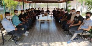 Hataylı gençlerden itfaiyecilere pastalı sloganlı sürpriz