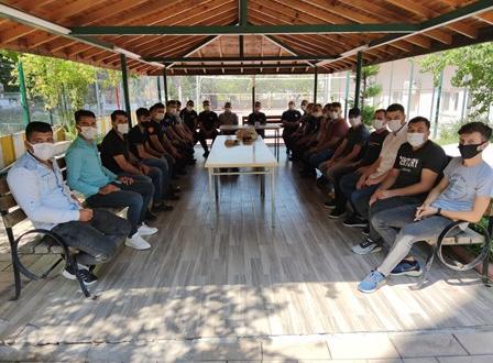 Hataylı gençlerden itfaiyecilere pastalı sloganlı sürpriz