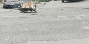 Ceza yazılmasına kızan sürücü motosikletini yaktı