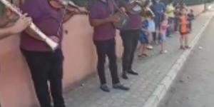 Covid-19’a yakalanan müdüre çalgılı şarkılı moral