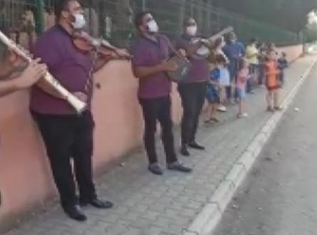 Covid-19’a yakalanan müdüre çalgılı şarkılı moral