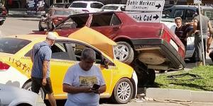 Çarptığı otomobil üzerine çıktı