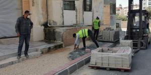 ASFALT ÇALIŞMALARI TAMAMLANAN SOKAKLARDA KALDIRIMLAR DA YENİLENİYOR